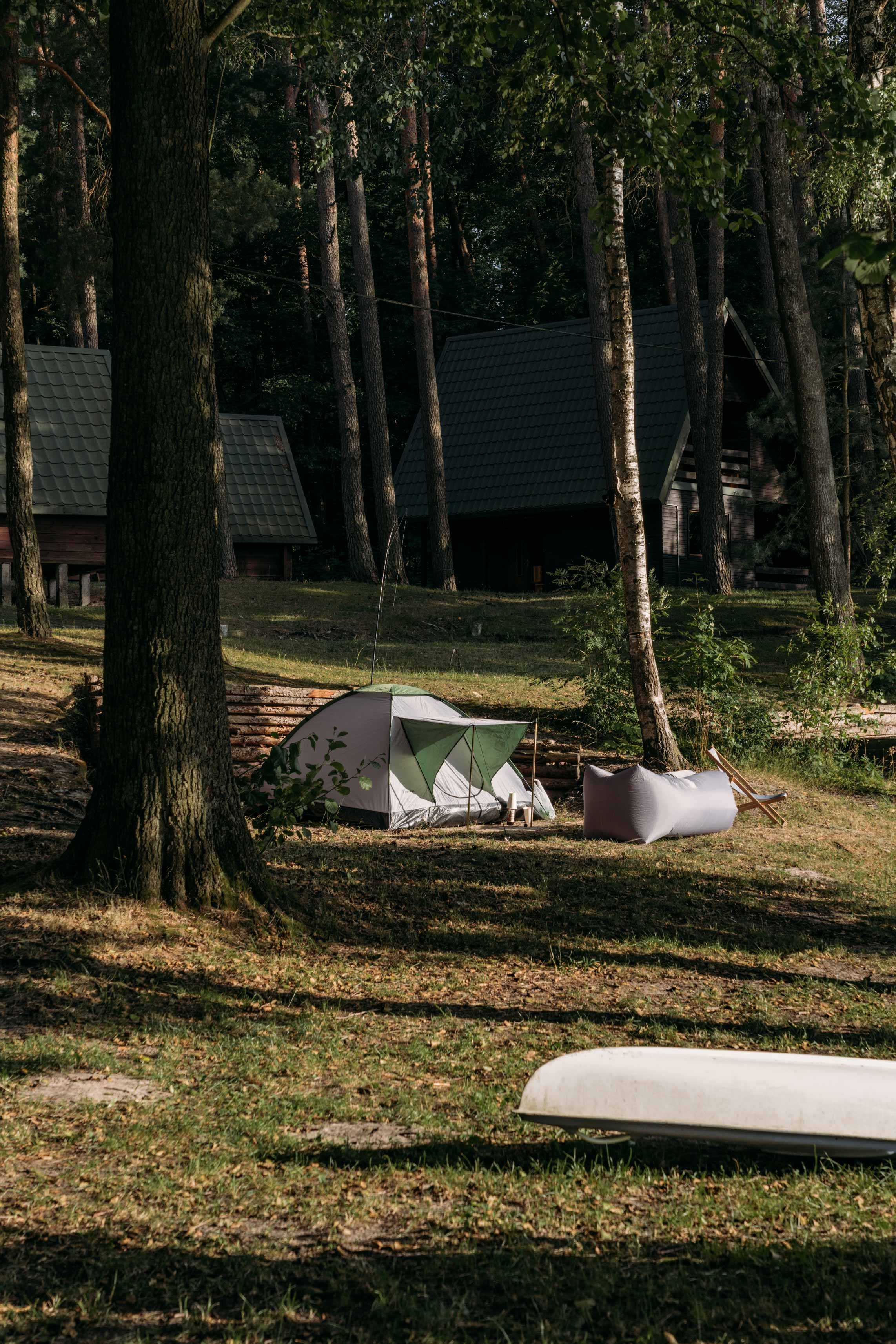 Jabłonkowy Las hut on the lake